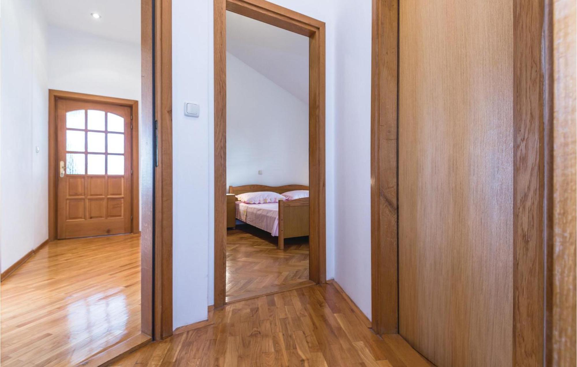 3 Bedroom Amazing Apartment In Makarska Buitenkant foto